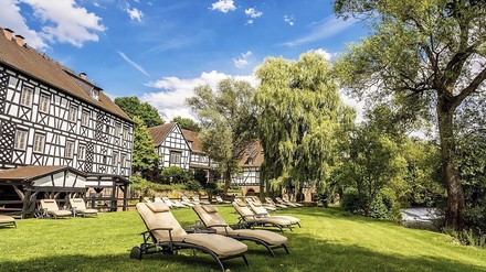 Liegewiese im Hotel Neumuehle Resort und Spa Liegewiese im Hotel Neumuehle Resort und Spa