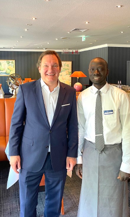 Marc Dechow, Direktor des Best Western Hotel Hamburg International und Nassiru Joof Marc Dechow, Direktor des Best Western Hotel Hamburg International und Nassiru Joof