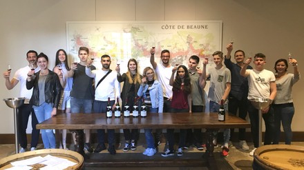 Auch eine gemeinsame Weinprobe steht auf dem Lehrplan. Auch eine gemeinsame Weinprobe steht auf dem Lehrplan.