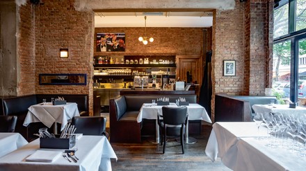 Tische im eingedeckten Restaurant Tische im eingedeckten Restaurant