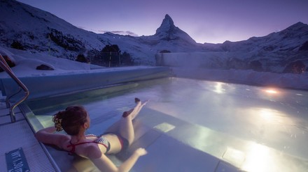 Frau sitzt im Thermalbad Frau sitzt im Thermalbad