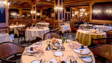 Eingedecktes Restaurant im Riffelalp Resort Eingedecktes Restaurant im Riffelalp Resort