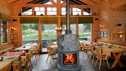 Urige Hütte mit Ofen in der Mitte Urige Hütte mit Ofen in der Mitte