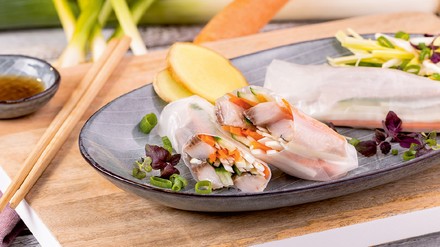 Fisch mal ein bisschen auf den Kopf gestellt als Matjesfilets nordischer Art in einer Sommerrolle aus Reispapier und Lachsknacker, die für unterwegs wunderbar mit Honig-Senf-Sauce harmonieren. Foto: Friesenkrone Fisch mal ein bisschen auf den Kopf gestellt als Matjesfilets nordischer Art in einer Sommerrolle aus Reispapier und Lachsknacker, die für unterwegs wunderbar mit Honig-Senf-Sauce harmonieren. Foto: Friesenkrone