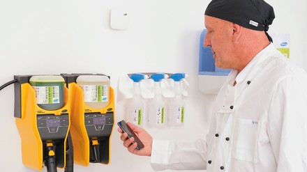 Koch steuert eine Maschine mit dem Smartphone Koch steuert eine Maschine mit dem Smartphone