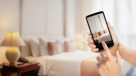 Frau macht Foto mit Handy Frau macht Foto mit Handy