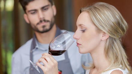 Frau testet Wein Frau testet Wein