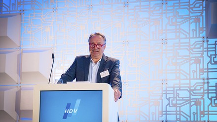 HDV Vorstandsvorsitzener Jürgen Gangl am Rednerpult HDV Vorstandsvorsitzener Jürgen Gangl am Rednerpult