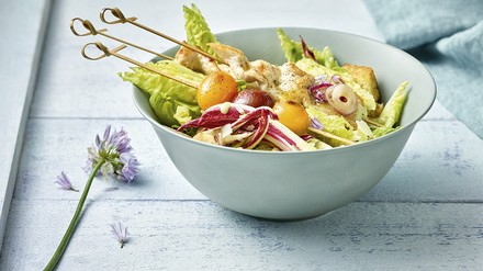 Hühnchensatori mit Salt und einer Schüssel von Schönwald Hühnchensatori mit Salt und einer Schüssel von Schönwald