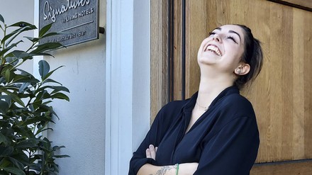 Fröhlich lachende Frau Fröhlich lachende Frau