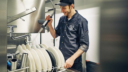 Verständigung ohne Worte: Piktogramme auf dem Touchdisplay einer Winterhalter-Spülmaschine helfen bei der Bedienung. Verständigung ohne Worte: Piktogramme auf dem Touchdisplay einer Winterhalter-Spülmaschine helfen bei der Bedienung.