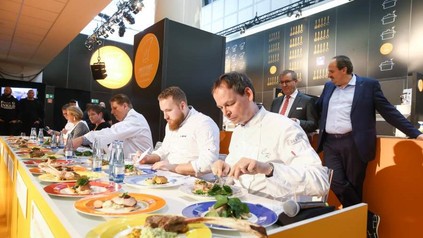 Eine Jury testet die Speisekreationen junger Köche