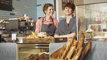 Zwei Bäckerinnen in einer Bäckerei
