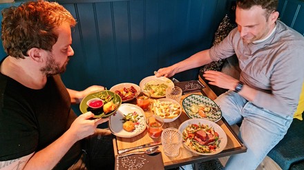 Zwe Männer essen zusammen