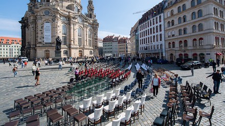 „Leere Stühle“-Aktion vor der Dresdner Frauenkirche