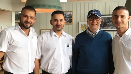 Die Kellner Melih Alan und Sascha mit Bill Gates