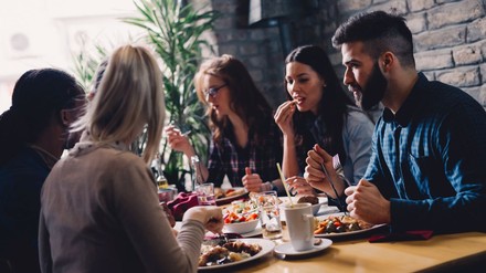 Freundesrunde beim Essen in einem Lokal