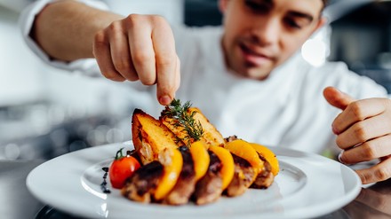 Ein Koch im Restaurant