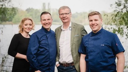 Service-Chefin Patricia Liebscher, Betreiber Tim Raue, Eigentümer Günther Jauch und Chefkoch Christopher Wecker