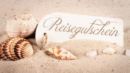 Ein Reisegutschein am Strand