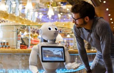 Roboter für Passagierbetreuung auf einem Kreuzfahrtschiff