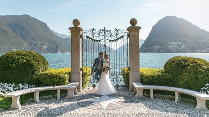 Hochzeitspaar am See