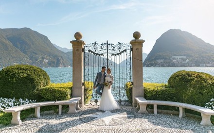 Hochzeitspaar am See