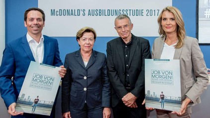 Philipp Wachholz (Unternehmenssprecher), Prof. Dr. Renate Köcher (Institut für Demoskopie Allensbach), Prof. Dr. Klaus Hurrelmann (Hertie School of Governance), Gabriele Fanta (Vorstand Personal) v.l.n.r.