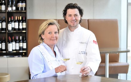 Lisl Wagner-Bacher und Thomas Dorfer mit Weingläsern