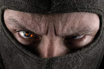 Die Augen eines Erpressers, in denen sich Sterne spiegeln