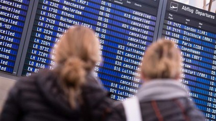 Zwei Frauen vor blauer Flugtafel