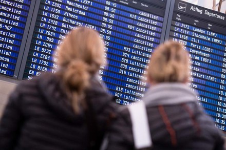 Zwei Frauen vor blauer Flugtafel