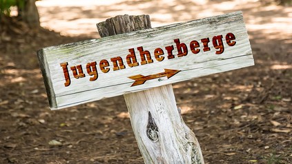 Wegweiser zu einer Jugendherberge