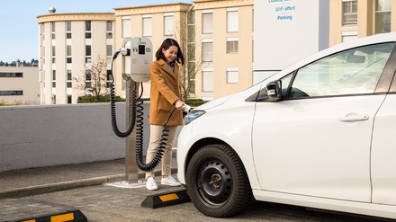 EV-Ladesäule vor einem Hotel der Accor Gruppe in Frankreich