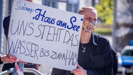 Demonstrant an 23.04.2020 in Schwerin, Protestaktion gegen Zwangsschließung in der Hotellrie und Gastronomie aufgrund von Corona