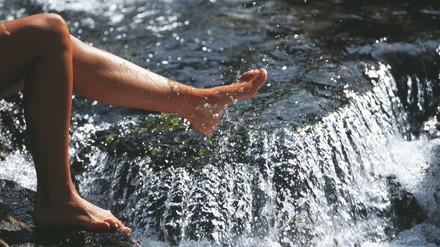 Fußbad in einem Gebirgsbach