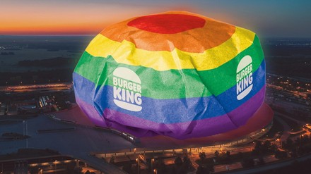 Burger von Burger King mit Verpackung in Regenbogenfarben