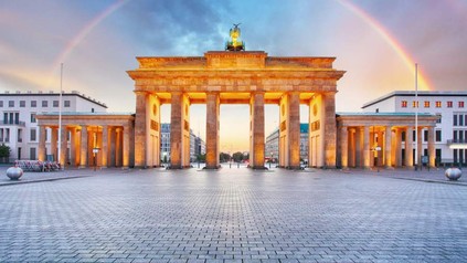 Das Brandenburger Tor in Berlin unter einem Regenbogen