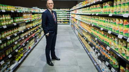 Patrick Müller-Sarmiento zwischen Einkaufsregalen