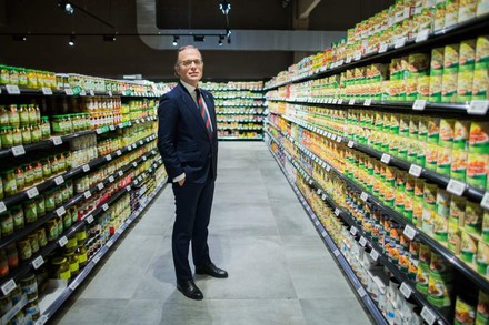 Patrick Müller-Sarmiento zwischen Einkaufsregalen