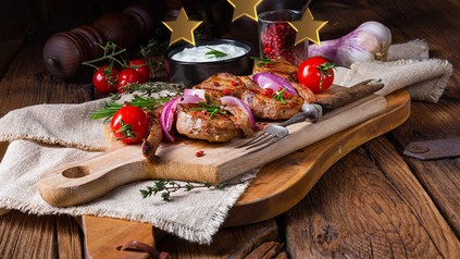Ein bodenständiges Steak, auf einem Holzbrett serviert