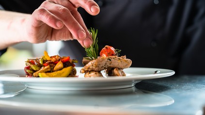 Koch richtet Essen an