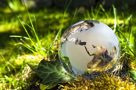 Eine Erdkugel, die in einer Wiese liegt