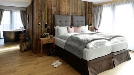 Bett in einem Hotelzimmer