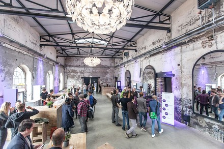 Eine Veranstaltungshalle mit Messeständen