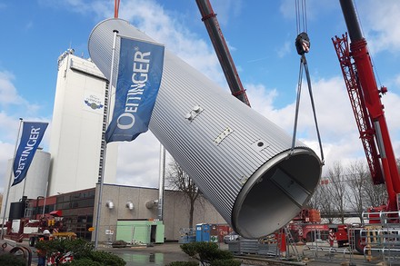 Oettinger Brauerei beim Aufstellen der Drucktanks
