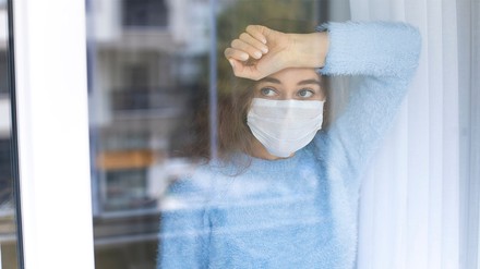 Das höchste deutsche Arbeitsgericht in Erfurt behandelt heute die Frage, ob Urlaubstage nach einer verordneten Corona-Quarantäne oder –isolation ohne Krankenschein gutgeschrieben werden müssen. (Foto: © dragonstock/stock.adobe.com)
Junge Frau in Quarantäne