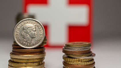 FRanken-Münzen vor Schweizer Wappen