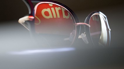 Das Logo von airbnb spiegelt sich in einer Brille