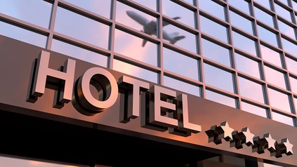 Hotelschriftzug mit vier Sternen und einem Flugzeug